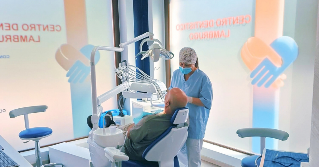 Professionista e paziente al Centro Dentistico Lambrugo: prevenzione per non rimandare le cure dentali.
