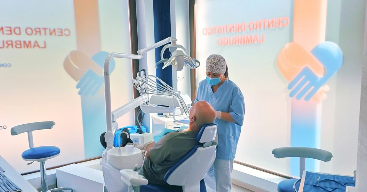 Professionista e paziente al Centro Dentistico Lambrugo: prevenzione per non rimandare le cure dentali.